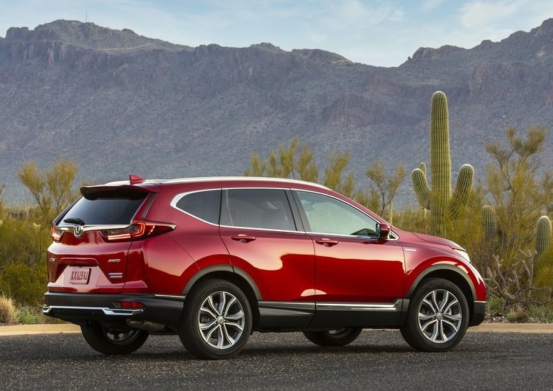 Kırmızı Honda CR-V dağlık arazide yan ve arka gövde görünümü