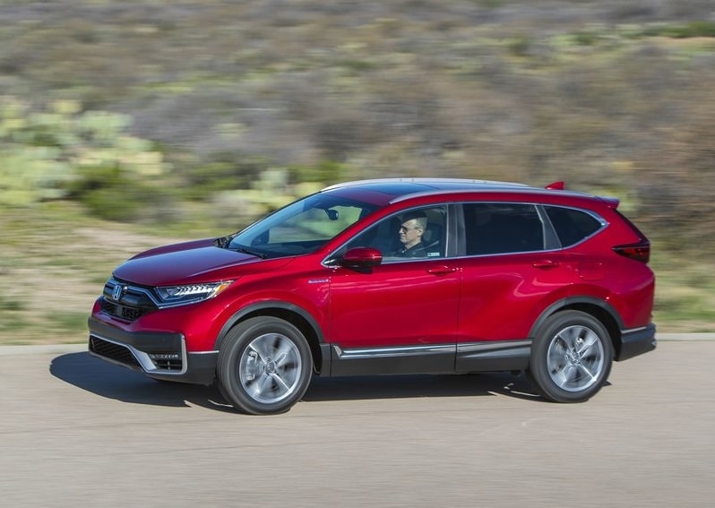 Kırmızı Honda CR-V hareket halinde yandan görünüm