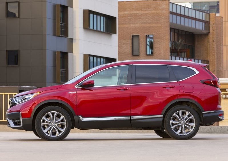 Kırmızı Honda CR-V şehir ortamında tam yan görünüm