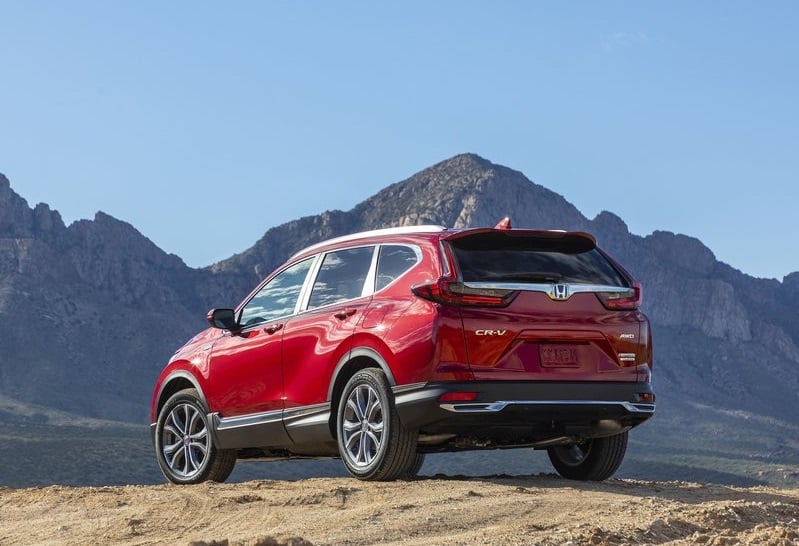 Kırmızı Honda CR-V dağlık zeminde arka ve yan görünüm
