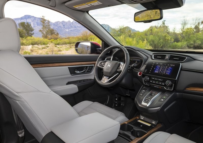 Honda CR-V ön kabin direksiyon multimedya ekranı ve orta konsol görünümü