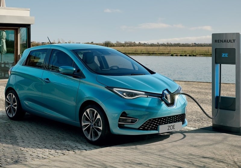 Renault Zoe şarj istasyonunda önden görünüm