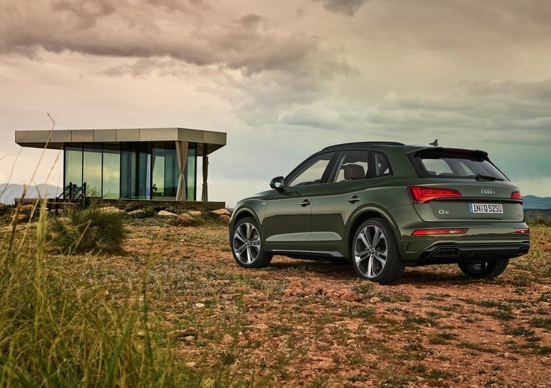 Audi Q5 kırsal alanda arka üç çeyrek görünümü