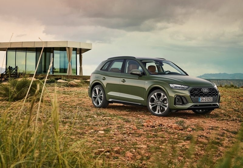Audi Q5 kırsal alanda ön üç çeyrek görünümü