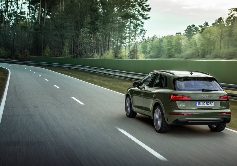 Audi Q5 hareket halinde arkadan görünüm