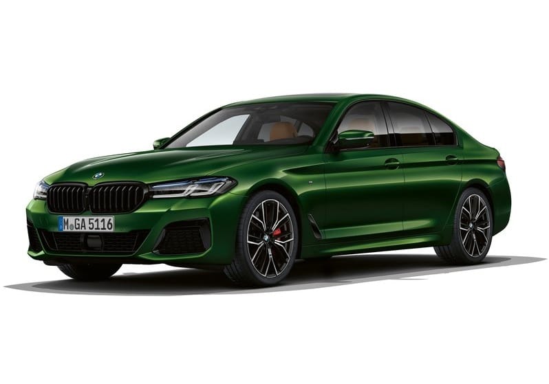 Yeşil BMW 5 Serisi sedan ön üç çeyrek stüdyo görünümü