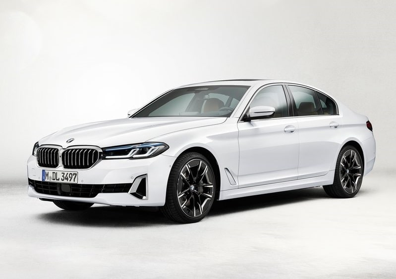 Beyaz BMW 5 Serisi sedan ön üç çeyrek stüdyo görünümü