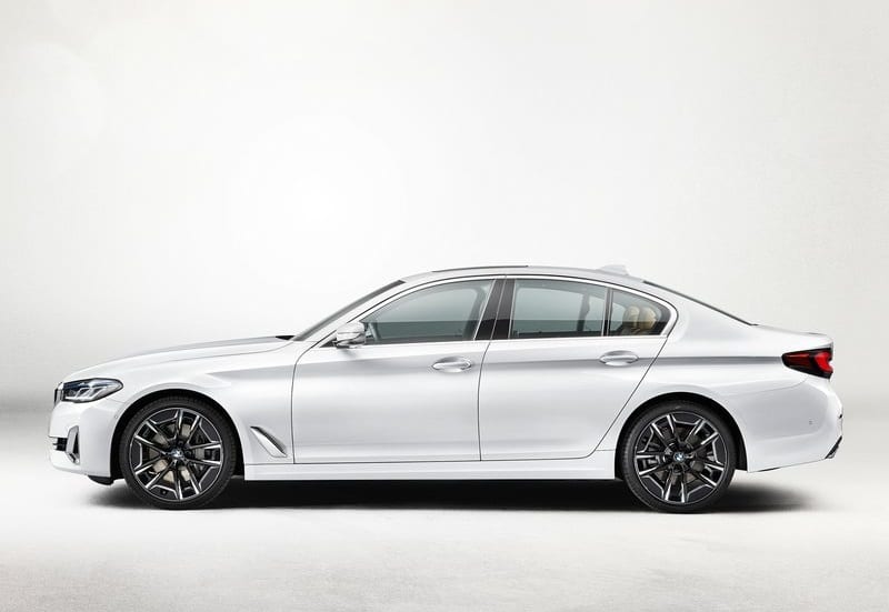 Beyaz BMW 5 Serisi sedan yan profil stüdyo görünümü