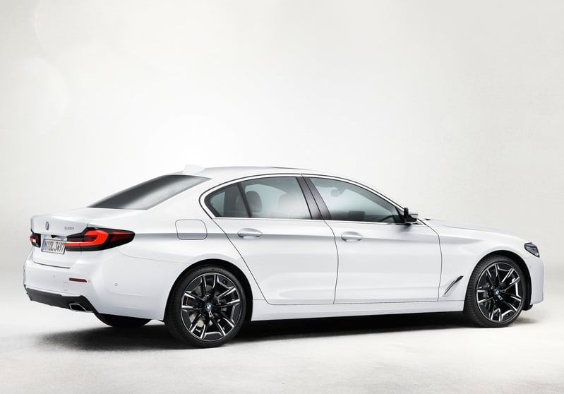 Beyaz BMW 5 Serisi sedan arka üç çeyrek stüdyo görünümü