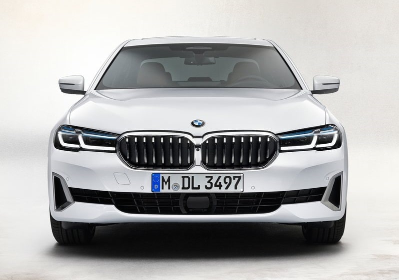 Beyaz BMW 5 Serisi sedan önden stüdyo görünümü