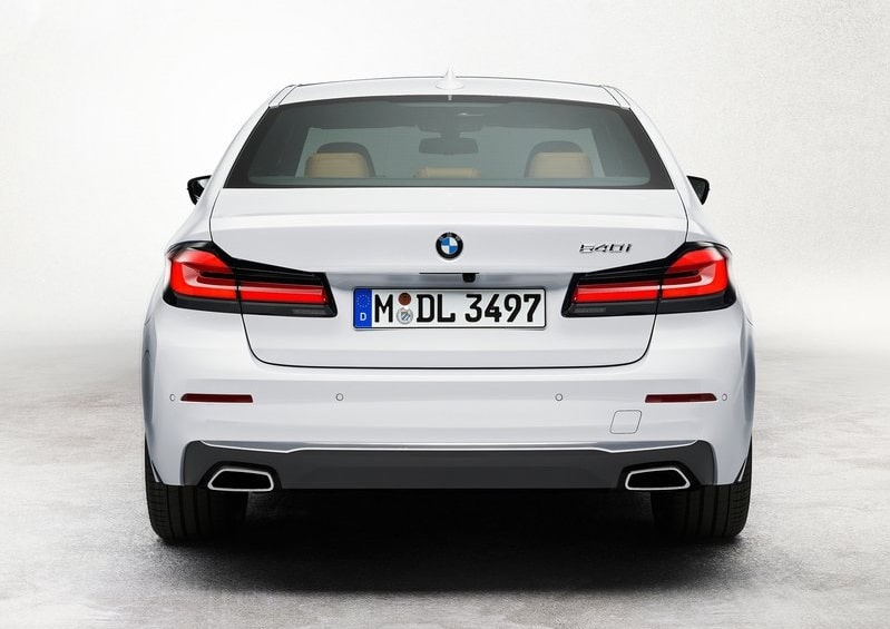Beyaz BMW 5 Serisi sedan arkadan stüdyo görünümü
