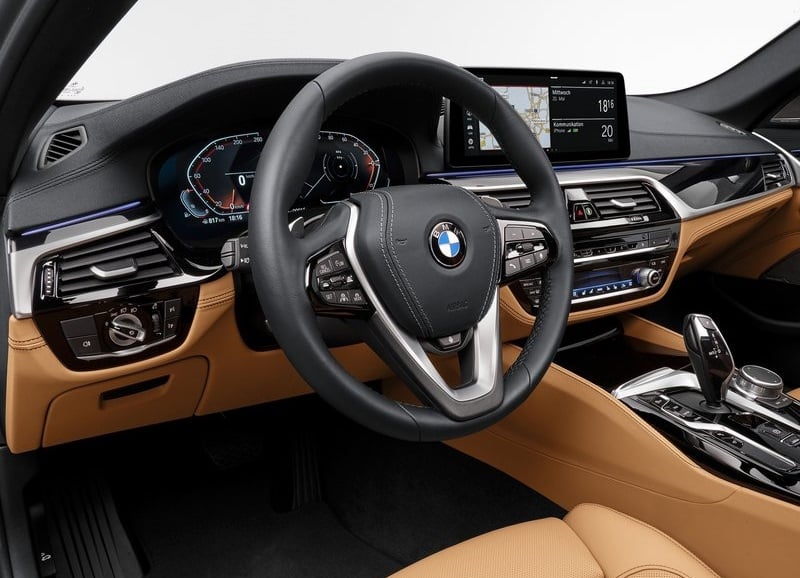 BMW 5 Serisi sürücü kokpiti ve orta konsol görünümü