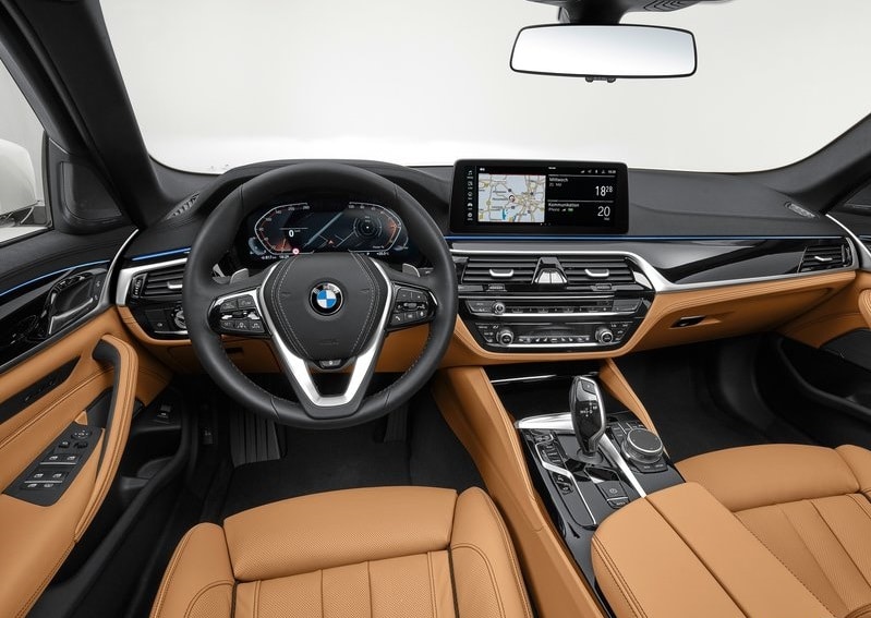 BMW 5 Serisi gösterge paneli multimedya ekranı ve ön kabin
