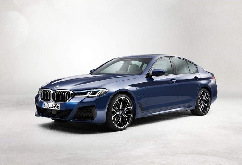 Mavi BMW 5 Serisi sedan ön üç çeyrek görünümü