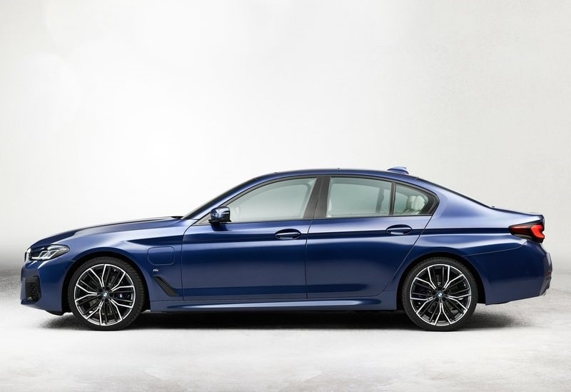 Mavi BMW 5 Serisi sedan yan profil görünümü