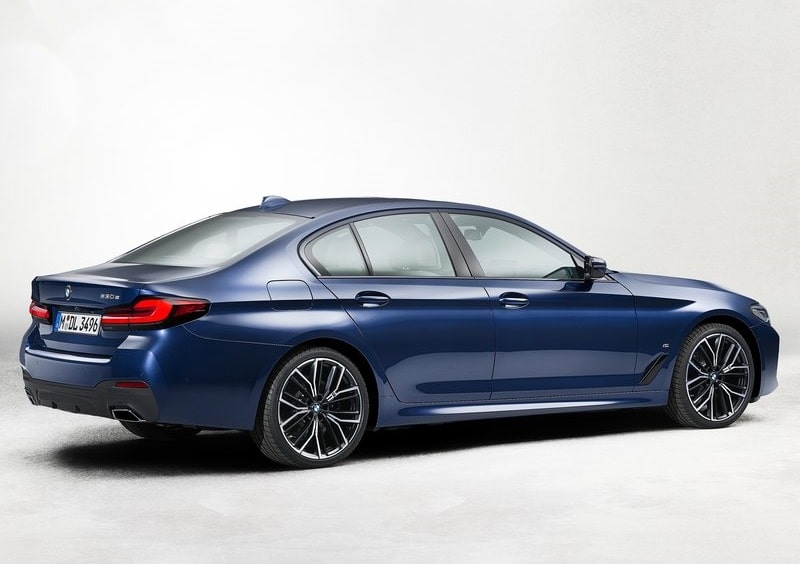 Mavi BMW 5 Serisi sedan arka üç çeyrek görünümü