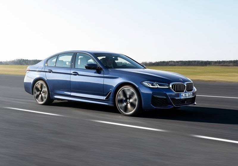 Mavi BMW 5 Serisi sedan pistte ön üç çeyrek görünümü