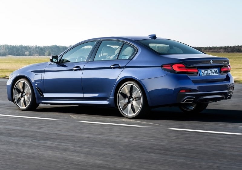 Mavi BMW 5 Serisi sedan pistte arka üç çeyrek görünümü