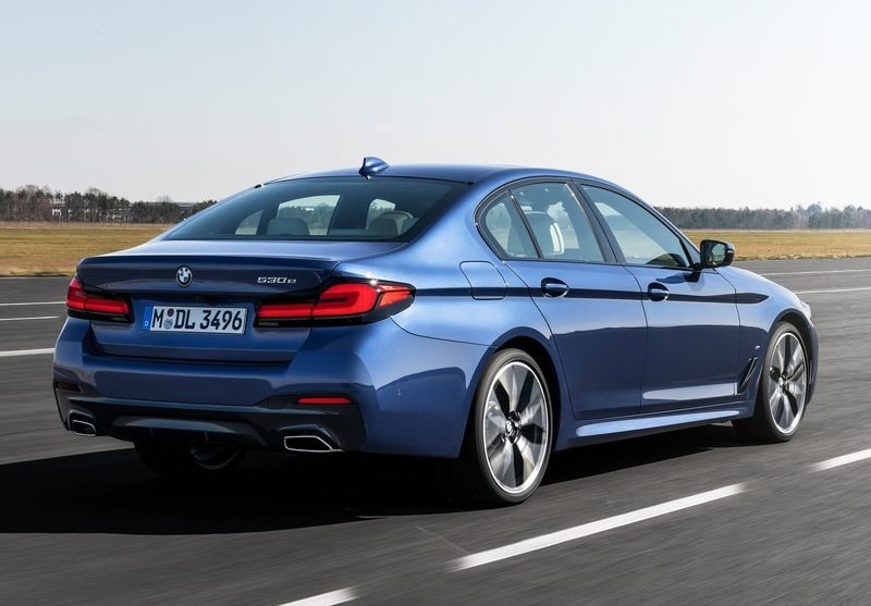 Mavi BMW 5 Serisi sedan yolda arka görünümü