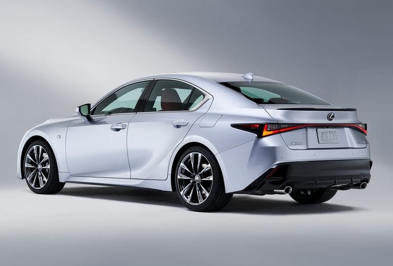 2021 Lexus IS F SPORT arka üç çeyrek görünümü