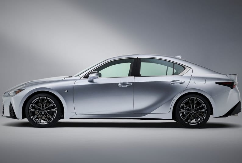 Lexus IS F SPORT yan profil görünümü