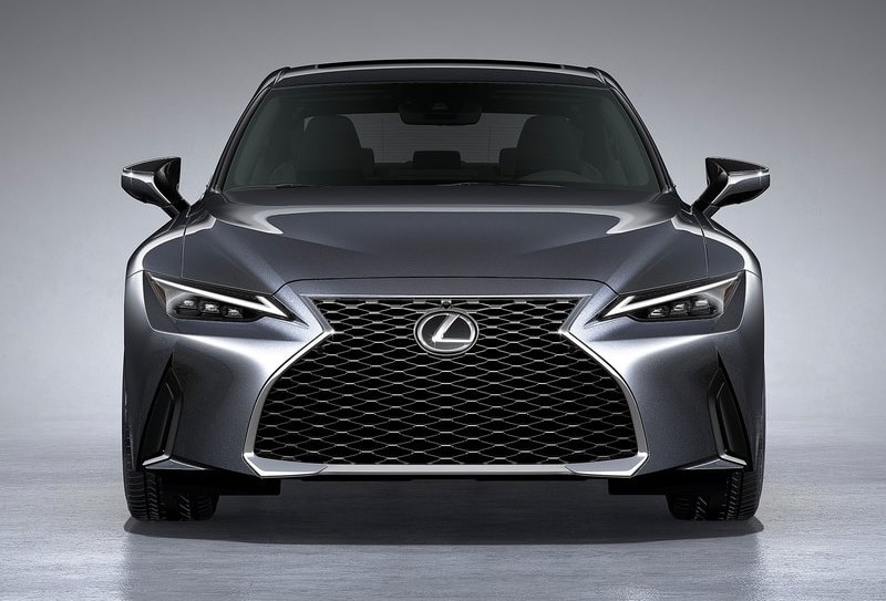Lexus IS 300 ön görünümü