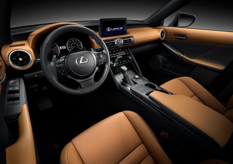 Lexus IS sürücü bölümü ve multimedya ekranı