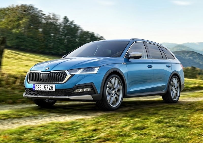 Skoda Octavia Scout kırsal yolda hareket halinde ön görünüm