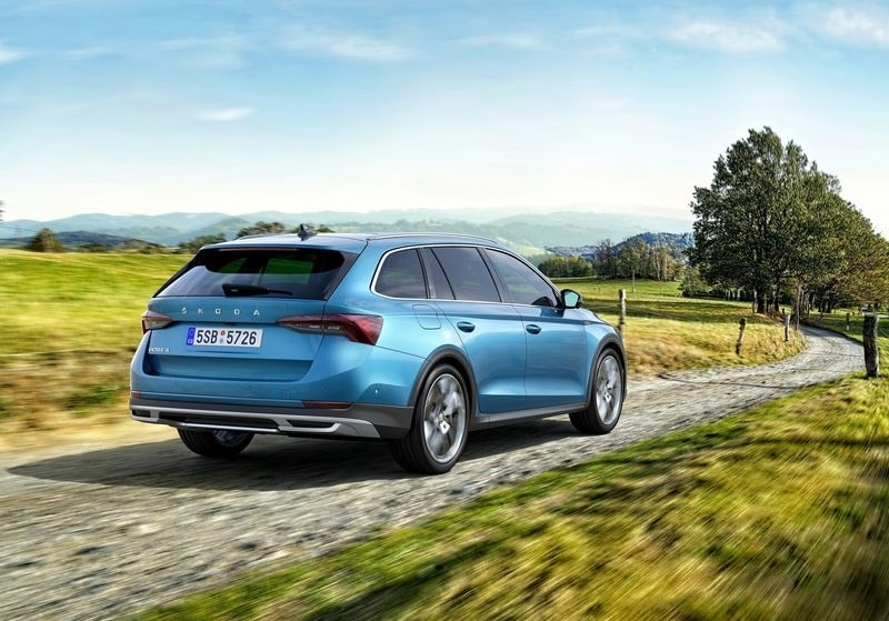Skoda Octavia Scout kırsal yolda hareket halinde arka görünüm