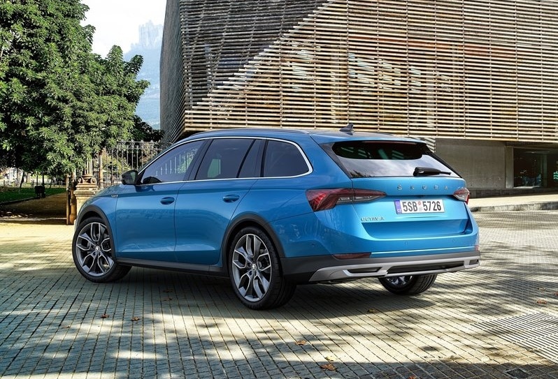 Mavi Skoda Octavia Scout arka üç çeyrek görünümü
