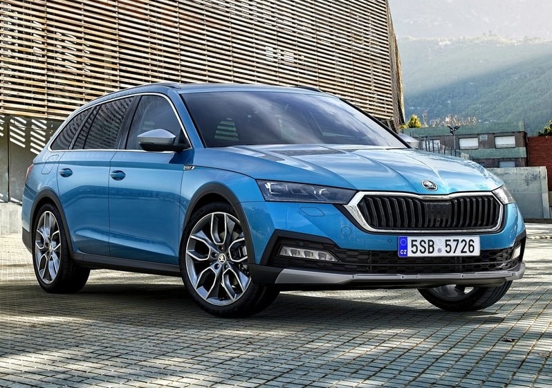 Mavi Skoda Octavia Scout ön üç çeyrek görünümü