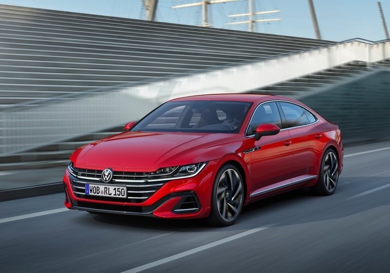 Volkswagen Arteon teknik özellikleri için kırmızı R-Line ön üç çeyrek görünümü