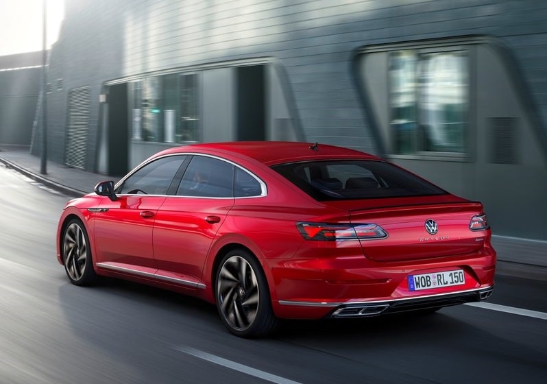 Kırmızı Volkswagen Arteon R-Line arka üç çeyrek görünümü