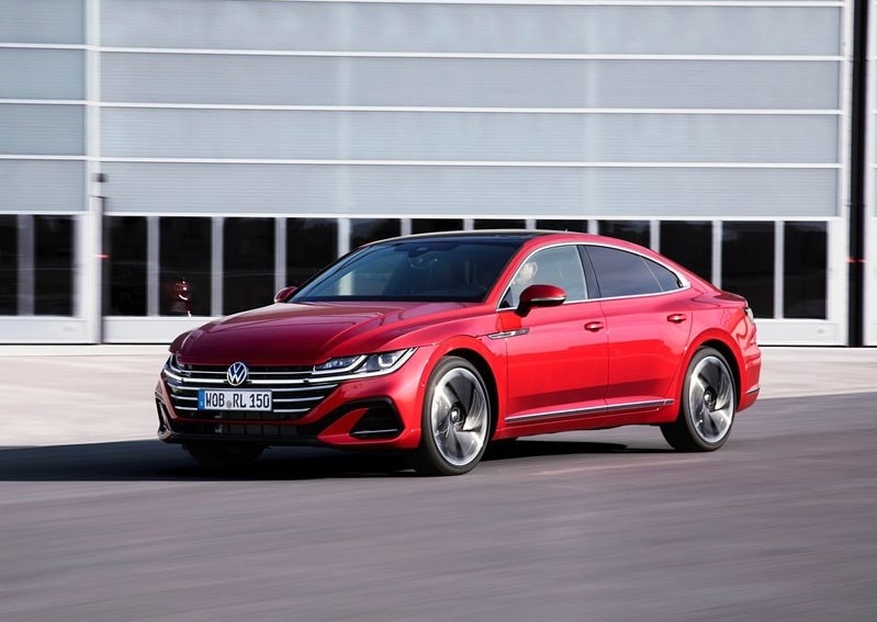 Volkswagen Arteon R-Line hareket halinde ön görünüm