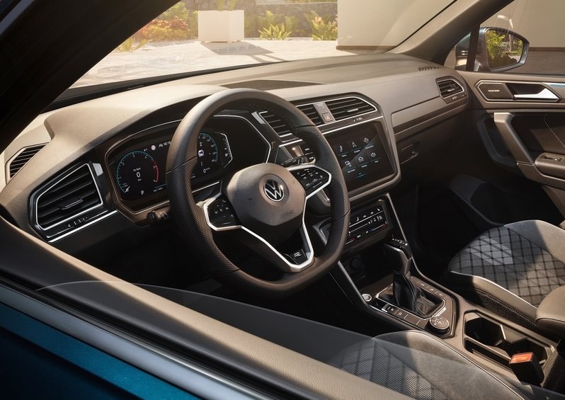 Volkswagen Tiguan sürücü kokpiti direksiyon ve orta konsol