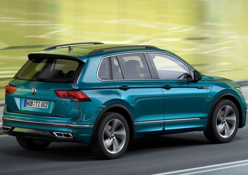 Hareket halindeki Volkswagen Tiguan arka yan görünümü