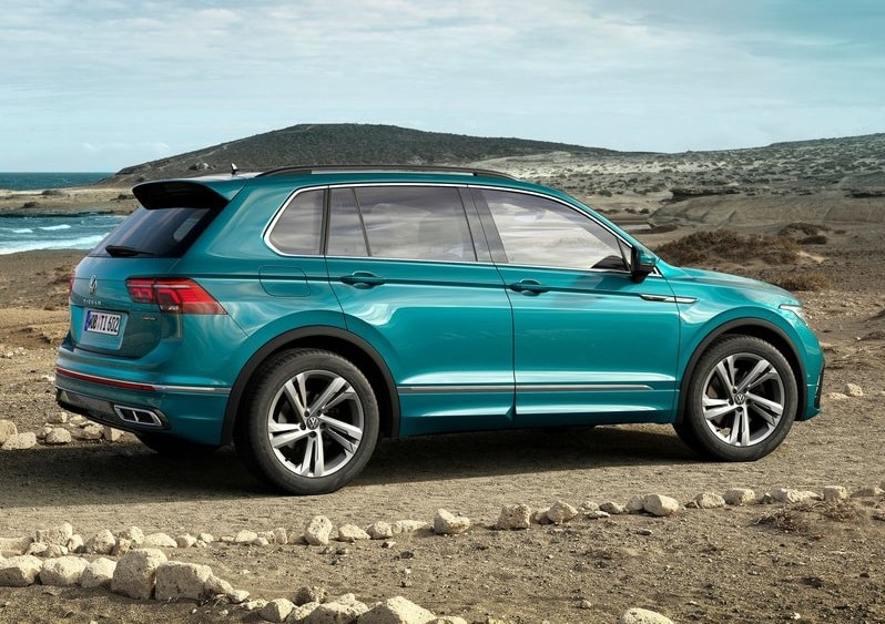 Açık alanda park edilmiş Volkswagen Tiguan yan görünümü