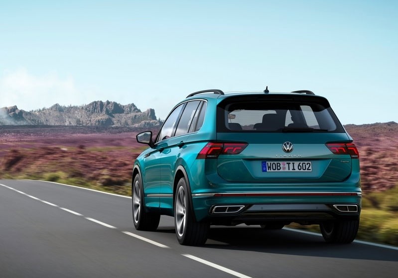 Yolda ilerleyen Volkswagen Tiguan arka görünümü