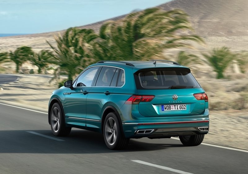 Volkswagen Tiguan yol üzerinde arka yan görünümü