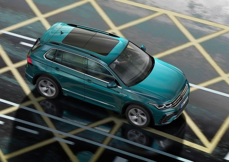 Volkswagen Tiguan üstten görünen gövde ve panoramik tavan
