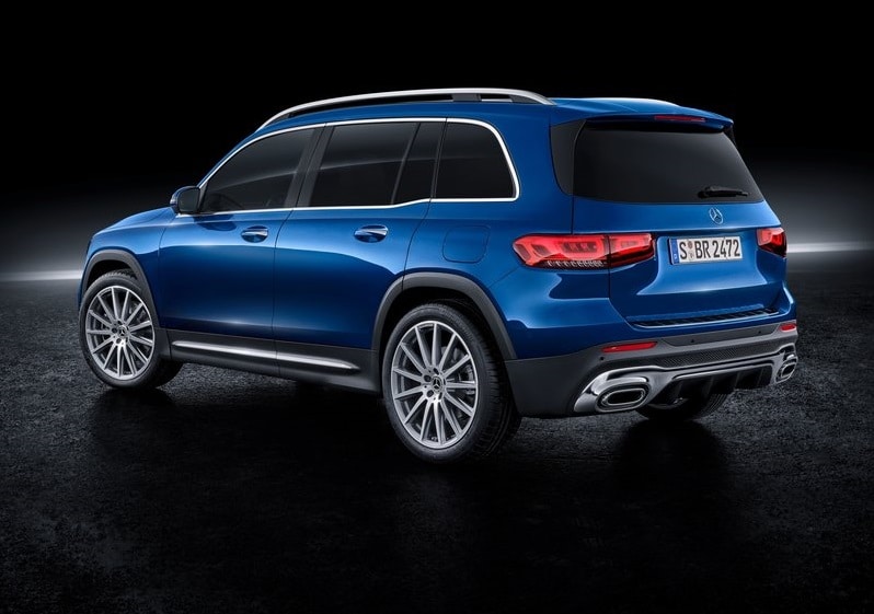 Mavi Mercedes-Benz GLB stüdyo ortamında arka gövde görünümü