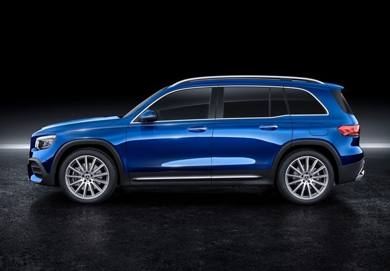 Mavi Mercedes-Benz GLB stüdyo ortamında yan profil görünümü