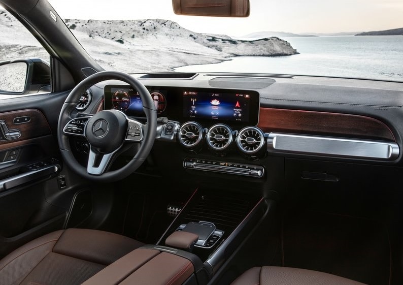 Mercedes-Benz GLB sürücü kokpiti çift ekran ve yuvarlak havalandırma çıkışları