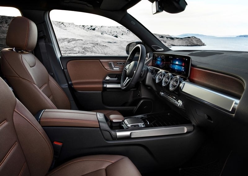 Mercedes-Benz GLB ön koltuklar ve orta konsol iç mekan görünümü