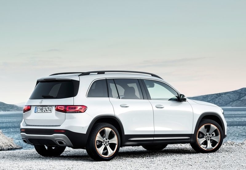 Beyaz Mercedes-Benz GLB arka gövde ve yan profil görünümü