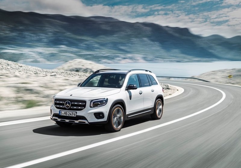 Beyaz Mercedes-Benz GLB kıvrımlı yolda hareket halinde