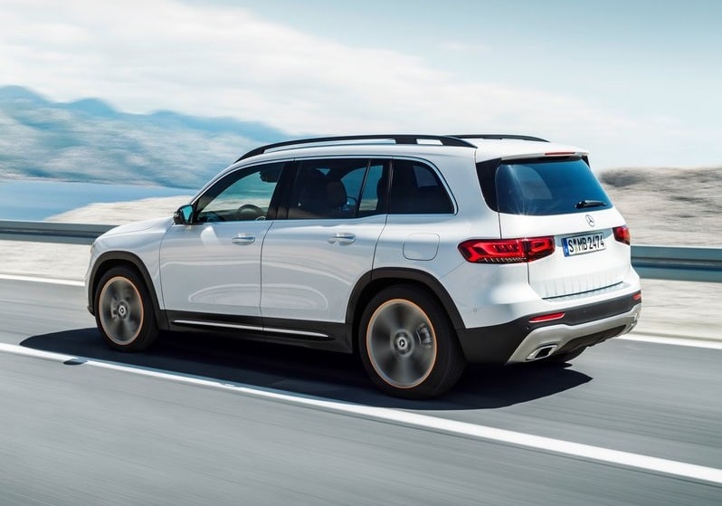 Beyaz Mercedes-Benz GLB hareket halinde arka gövde görünümü