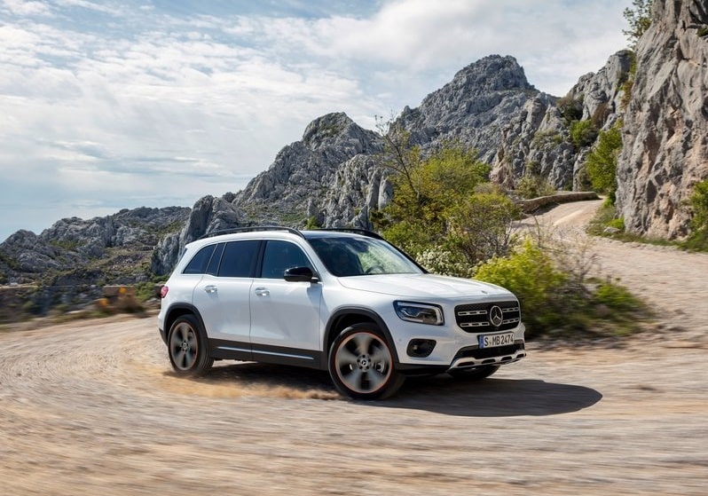 Beyaz Mercedes-Benz GLB dağ yolunda sürüş görünümü