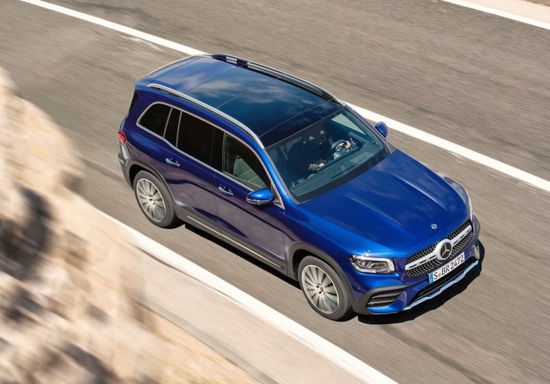 Mavi Mercedes-Benz GLB üstten çekilmiş hareketli yol görünümü