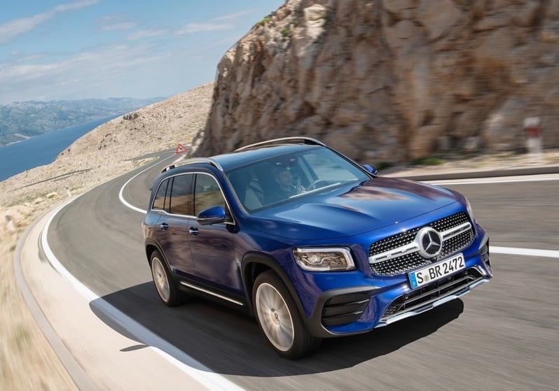 Mavi Mercedes-Benz GLB dağ yolunda ön gövde görünümü